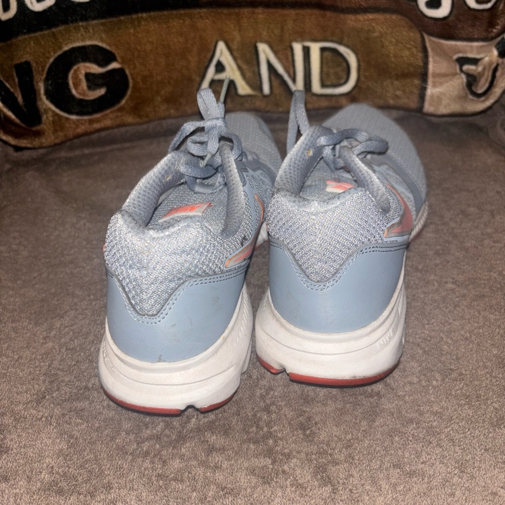 Nike Women Light Gray and Coral Sneakers - Picture 3 of 7